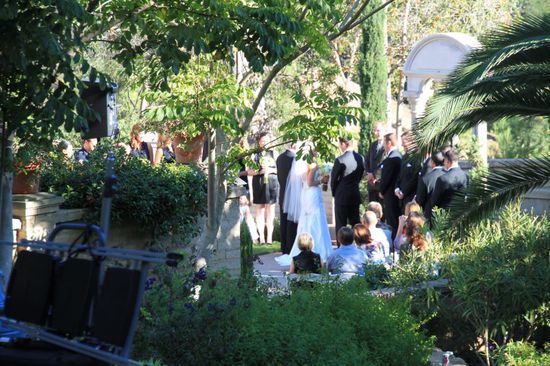 Da Samstag ist, finden heute etliche Hochzeiten statt und zwar wie am Fließband.
Vorne wird eine Braut getraut und hinten wartet schon die nächste Braut mit der Hochzeitsgesellschaft.
Ist vorne die Hochzeit beendet, kommen die Gäste heraus mit allen Blumen und Kerzen vor sich hertragend.
Die nächsten bauen dann ihr Zeug schon auf und weiter gehts.
Also ich weiß nicht ob ich so heiraten möchte, das ist ja dann nix besonderes mehr.