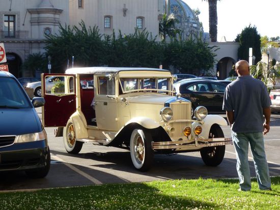 Aber die Hochzeitskarossen sind schon toll anzusehen.
Wir sind schon wieder ganz begeistert.