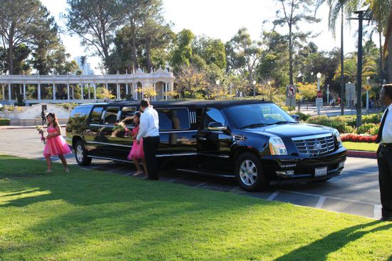 Manche mögen es auch moderner und haben eine Stretchlimo gechartert - es standen schwarze und weiße da und warteten auf das jeweilige Brautpaar.
Da wünscht man doch den frisch gebackenen Eheleuten dass wenigstens die Hochzeitsfeier danach etwas individueller wird.