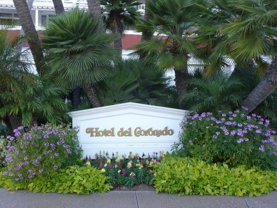 Da es uns im Balboa Park zu voll ist, setzen wir uns ins Auto und lassen uns von unserer Navi-Mieze zur Insel Coronado führen.
Dort steht das teuerste Luxushotel von San Diego, das Hotel del Coronado.
In diesem Hotel wurde der Film "Manche mögen`s heiss" mit Marilyn Monroe gedreht, dadurch wurde es auch berühmt.
Bis heute ist es ein beliebter Drehort für diverse bekannte Filme geblieben.
Wir wollen uns hier mal umschauen wie reiche Leute urlauben.