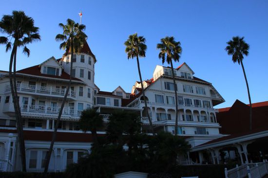 Das Hotel ist schon eine Pracht und es liegt direkt am feinsandigen breiten Strand von Coronado.