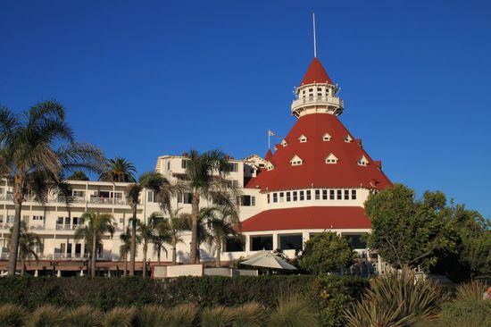 Sehr schön auch der Anblick vom Strand aus.
Aber - welch Wunder - auch hier finden Hochzeiten statt.
Es nervt ein bisschen, denn alles ist abgesperrt und man kann nicht hinlaufen wo man möchte.
Gibt es denn in ganz San Diego gar keine hochzeitsfreie Zone heute?