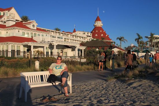 Wir setzen uns in der warmen Abendsonne gemütlich an den Strand und überlegen wo wir heute abend essen gehen möchten.