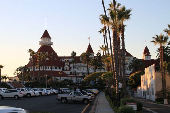 Es ist traumhaft schön hier, aber preislich absolut nicht unser Ding.
Wir schlendern zurück zum Auto und machen uns auf den Weg zum Firehouse, dieses In-Lokal wurde uns schon zuhause empfohlen wegen der Spare-Ribs.
Bernhard ist sie auch, ich nehme einen Roasted-Pepper-Burger.
Der ist ganz schön scharf und so gigantisch groß dass ich einmal oben und einmal unten abbeißen muss um durchzukommen.
Aber alles superlecker!