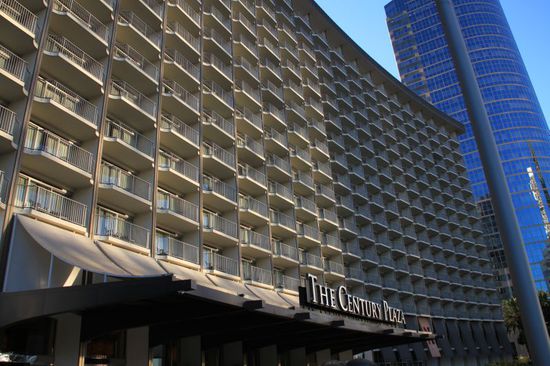 Dann fahren wir zügig weiter Richtung Los Angeles.
Am späten Nachmittag erreichen wir "unser" Luxushotel - das Hyatt Regency Century Plaza.
Als wir am Eingang aussteigen stehen da richtige Pagen, so wie man das aus Filmen kennt.
Die können gar nicht glauben dass wir hier wirklich einchecken wollen und schicken uns erstmal rein an die Rezeption.
Ha, denen werden wir es schon zeigen, die wissen ja nicht dass das Hotel bereits für vier Tage bezahlt ist.
Als wir wieder herauskommen fragt einer: Und, bleiben Sie hier??
Wir antworten: Natürlich!
Und grinsen uns eins, das hätte er wohl nicht gedacht.
Um uns herum lauter ete-petete-Leute mit Anzügen, langen Kleidern fahren die mit Riesenschlitten an, einer teurer als der andere.
Und dazwischen wir!
Aber wir sind absolut fest entschlossen es uns hier gutgehen zu lassen und diese Leute einfach zu ignorieren.
Wir haben jetzt 3 Wochen Spaß gehabt, wir haben auch hier Spaß und basta!
Der Chef der Pagen trägt einen Zylinder, mit dem unterhalten wir uns von der ersten Minute an sehr gut.
Man merkt dass er auch ganz normal ist und nicht so hochgestochen wie die meisten anderen.
Sofort versorgt er uns mit Stadplänen auf denen er allerlei Handgeschriebenes einträgt damit wir uns nicht verirren.
Ein richtiger Pfundskerl, vom ersten Moment an haben wir das Gefühl hier einen Freund fürs Leben gefunden zu haben.
Es ist schön auch in einem solch feinen Hotel auf solche Menschen zu treffen, auch wenn sie hier seltener sind als die ganze Zeit.