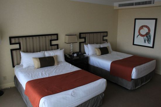 Er pfeift einmal kurz und schon kommt einer gerannt mit Kofferkuli.
Wir brauchen keinen Handstreich mehr zu machen.
Uns wird das Gepäck ins Zimmer gebracht, das Auto wird uns geparkt und nach einem kurzen Anruf wieder gebracht wenn wir weg wollen.
Hier unser Zimmer, wir sind im 14.Stock untergebracht und schauen von unserem tollen Balkon auf die Wolkenkratzer-Skyline von Los Angeles.
Es ist wirklich wie im Film.
Das Bad ist aus schwarzem Marmorgranit, alles ist sehr edel eingerichtet.