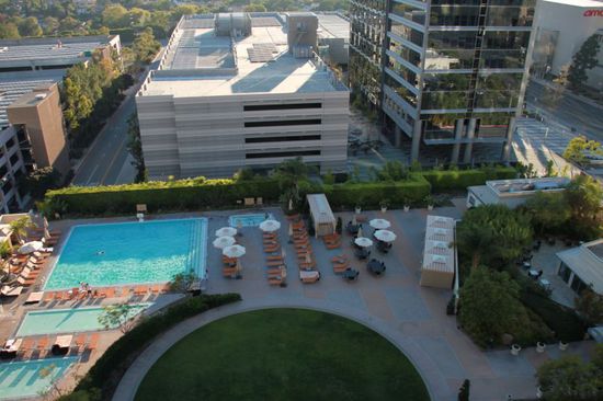 Der Blick von unserem Balkon auf den tollen Pool.