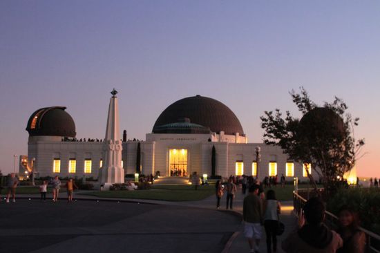 Wir ziehen uns kurz um und schon geht es wieder raus.
Zuerst fahren wir hoch zum Griffith Observatory um Los Angeles bei Nacht von oben zu sehen.