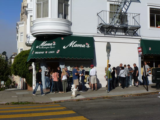 Hier waren wir frühstücken.
Erstmal war aber Schlange stehen angesagt, aber hier im Mama`s gibt es nun mal das beste Frühstück in San Francisco. Bernhard steht hinter dem zweiten Schild und hinter ihm geht die Schlange noch weiter!