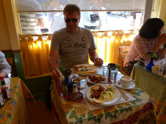 Die Wartezeit von etwa 20 Minuten hat sich aber voll gelohnt.
Es war wirklich superlecker - Omelett mit gegrillten Tomaten, Käse und Pilzen, dazu Sauerteig-Baguette und Hash-Browns (geröstete Kartoffeln, ähnlich Bratkartoffeln).