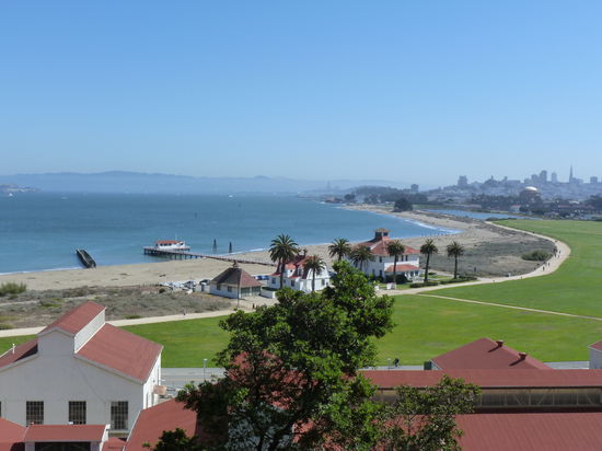 Herrlicher Blick auf die Bay von San Francisco mit der Skyline im Hintergrund.