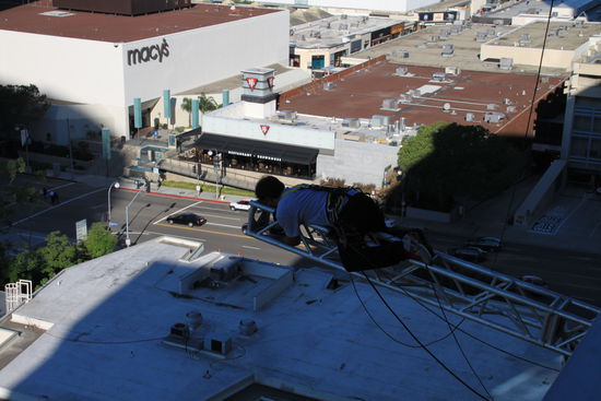 Es stellt sich heraus, dass in unserem Hotel tatsächlich heute Filmarbeiten stattfinden - wie irre ist das denn!
Und genau unter unserem Balkon 14 Stockwerke tiefer bauen die alles auf.
Einige Szenen für die hier in Amerika beliebte Serie "Body of Proof" werden gedreht.
In unserem Zimmer liegt ein Brief von der Direktion dass man entschuldigt den Pool heute nicht nutzen zu können.
Na ja, wir sind ja eh nicht da, also was soll`s.