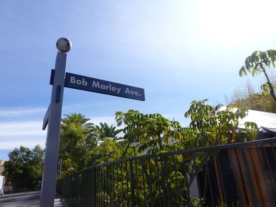 Wir machen zuerst die Studiotour.
Dank unserer Pässe dürfen wir durch einen Sondereingang an der Seite zuerst einsteigen während das gemeine Volk in Sichtweite warten und zusehen muss bis sich alle Herrschaften mit den Front-of-Line-Pässen sich die besten Plätze ausgesucht haben.
Diese Pässe sind ja nun absolut der Clou und spart uns so viel Zeit dass wir den Park bis zum Abend bis auf einzelne Sachen fast ganz schaffen.
Bei der Studiotour begegenen uns solche Straßenschilder - es gab auch einen Steven-Spielberg-Drive oder eine Frank-Sinatra-Road.