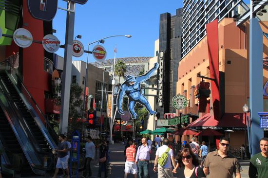 Wir parken und gehen durch den Universal City Walk mit tollen Geschäften, Restaurants und viel Hollywood-Schnickschnack in Richtung des Eingangs.