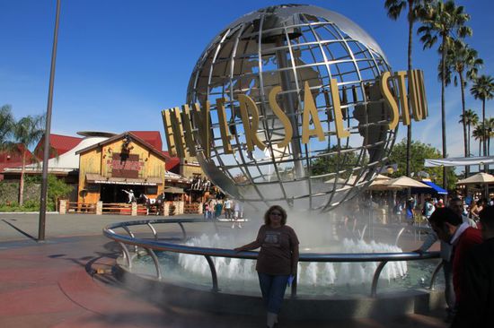 An der bekannten Weltkugel der Studios ist natürlich das obligatorische Beweisfoto fällig!