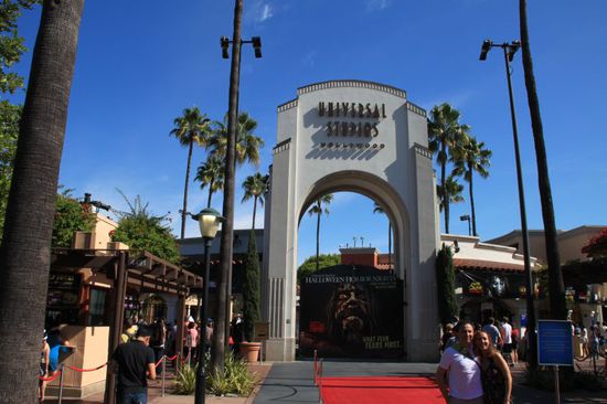 Wir holen neben dem Eingang noch unsere Front-of-Line-Pässe ab und ab geht es über den roten Teppich hinein in das Vergnügen.