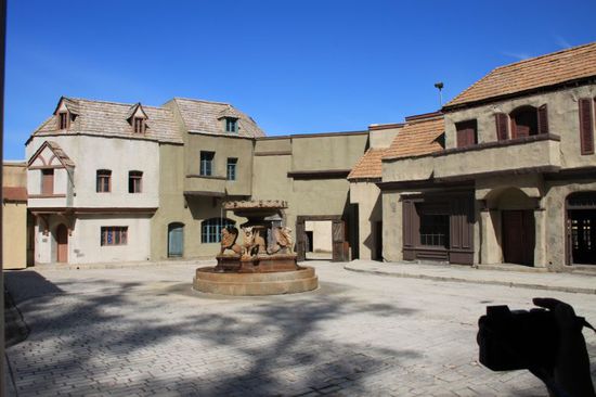 Die Tour ist sehr interessant, man wird durch viele Orginal Drehorte gefahren die Schauplatz für viele Filme gleichzeitig waren und immer noch sind.
Hier dieser Ort wurde z.B. für Frankenstein, Dracula und den Glöckner von Notre Dame benutzt.
Man sah dazu auf einem Bildschirm im Wagen der Studio-Tours die dazugehörigen Original-Filmszenen.