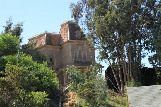 Hier das gespenstische Haus aus Psycho von Alfred Hitchcock.
Hinter dem oberen Fenster auf der linken Seite an den Bäumen zieht gerade die Mutter von Norman Bates den Vorhang zurück - aaaaaaahhhhhhhhh !!!