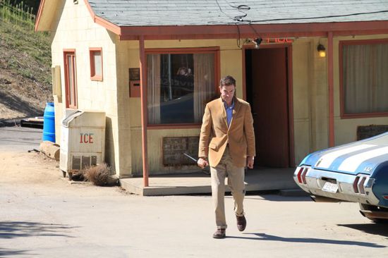 Als er merkt dass wir ihn beobachten, kommt er mit bitterbösem Blick und Messer auf uns zu.
Kurz bevor er uns erreicht fährt der Wagen weiter. 