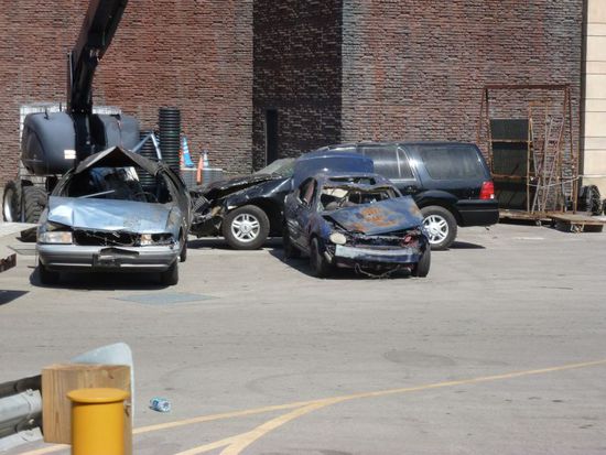 Autos aus kürzlichen Filmstunts stehen hier zum Entsorgen bereit.