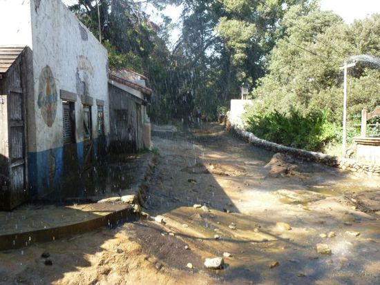 In einem mexikanischen Dorf stoppt der Bus, es fängt heftig an zu regnen (natürlich simuliert - wir sind ja in Kalifornien und nicht in Deutschland - gelle Inasche).