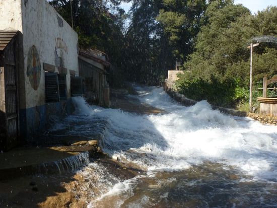 Dann plötzlich schießt eine Springflut die Straße herab.
Das Ganze ist wirklich sehr eindrucksvoll gemacht und sieht absolut echt aus.
Wir sind auch später noch in eine U-Bahn-Station gefahren worden in der ein Erdbeben stattfindet.
Man weiß natürlich im Hinterkopf dass man heil rauskommt, aber für einen ganz schönen Nervenkitzel sorgt das ganze schon.