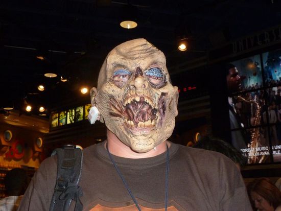 Nach dem Genuss der Haxen verwandelt sich Bernhard in ein schreckliches Monster.