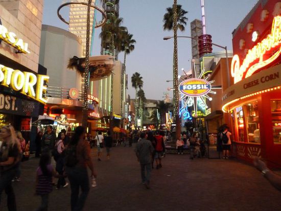 Wir gehen erst aus dem Park als es dunkel wurde und die Studios geschlossen wurden.
Man hat überhaupt nicht gemerkt wo der Tag geblieben ist.
Der Citywalk ist schon schön beleuchet und man weiss gar nicht wo man zuerst hinschauen soll.