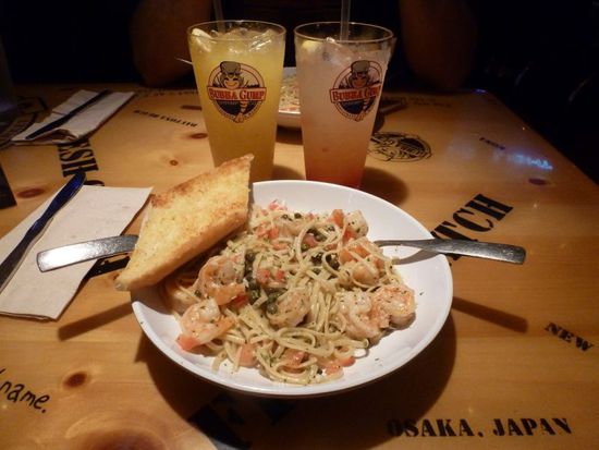 Wir essen auf dem Citywalk bei Bubba Gump zu Abend - und das war so lecker - unglaublich.
Hier seht ihr: Fadennudeln in Butter-Limone-Sauce und Shrimps mit geröstetem Knoblauchbrot.
Dazu tranken wir vom Restaurant selbst gemachte Strawberry-Lemonade und einen Mango-Sparkler - und das war so super-super-lecker!
Nach dem Essen ist es schon spät und die Füße wollen endlich aus den Schuhen raus.
Unterwegs halten wir noch bei Whole Foods an und holen uns jeder einen frischen Obstsalat und Käsewürfel mit Salzstangen.
Damit machen wir es uns im Hotelzimmer noch vor dem Fernseher bequem.
Dann nur noch Reisebericht schreiben und schnell ins Bett, denn morgen geht es nach Disneyland - juuuuhuuuuuu!