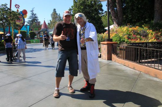 Im Park treffen wir plötzlich auf Doc Brown aus Zurück in die Zunkunft.
Na, wenn das jetzt mal nicht abgefahren ist.