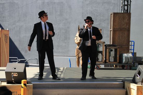 Dann gingen wir zur Show der Blues Brothers.
Unglaublich was die Beiden für eine sagenhafte Show ablieferten.
Wir waren genauso hellauf begeistert und tanzten mit wie die anderen Leute auch.