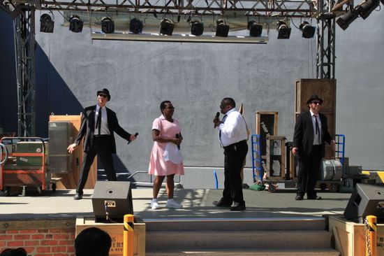 Die schwarze Frau in der Mitte sang das Lied "Think" genauso wie Aretha Franklin, man konnte keinen Unterschied hören.
Eine sagenhafte Stimme hat die Frau!