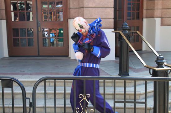 Wir standen vor einem Kinogebäude und plötzlich flog die Tür auf und dieser verrückte Kerl stürzte heraus und erschreckte die Leute.
Es ist wohl das "Es" aus dem Film von Stephen King.