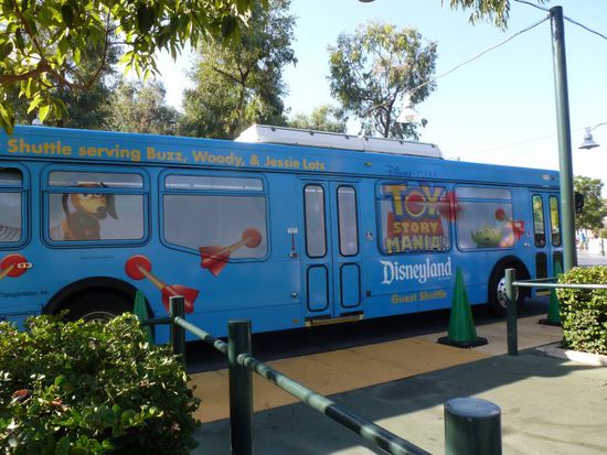 Der Disneyland-Shuttle bringt uns schnell und sicher in wenigen Minuten bis direkt vor den Eingang.
Der Parkplatz kostet zwar 15 Dollar pro Tag, aber der Shuttle hin und zurück ist inbegriffen.
Das ist eine gute Sache, ansonsten hätten wir uns am frühen Morgen die Füße schon wieder rund gelaufen und wir wollen ja unsere Kräfte noch schonen für die Hauptsache.....