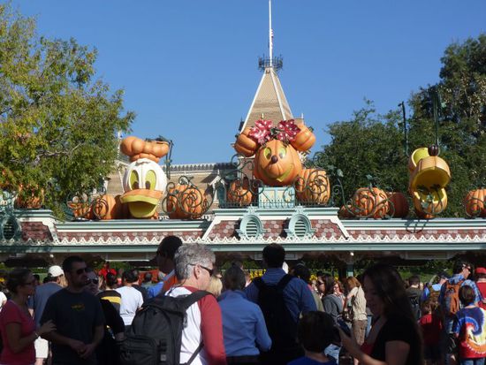 Schnell sind wir am Haupteingang - uff, sind da viele Menschen!
Wollen die alle in den Park?
Zum Glück haben wir schon zuhause online unsere Tickets gekauft und ausgedruckt, so können wir gleich zum Gate weitergehen und brauchen uns an den Schlangen der Ticketschalter nicht anzustellen.