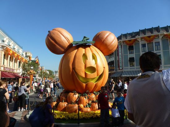 Am Anfang der Mainstreet ist gleich zu erkennen was für ein Fest ins Haus steht - Halloween!
Auch dieses Thema ist perfekt von den Disney-Imagineers umgesetzt.