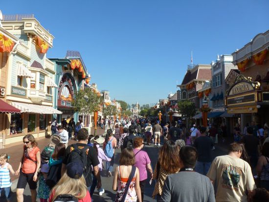 Wir gehen staunend die Mainstreet hinunter und wissen gar nicht wohin wir zuerst schauen sollen.
Überall spielt Musik, es fahren bimmelnde alte Straßenbahnen und Pferdegespanne herum.
Man fühlt sich wirklich wie in der Jahrhundertwende, oder besser gesagt wie ein einer ganz anderen Welt.
Es ist die Fantasie unserer Kindheit die da ganz realistisch vor einem liegt.