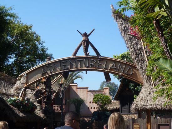 Zuerst ziehen wir uns mit unseren Tickets im Tomorrowland einen Fastpass an der Space-Mountain-Achterbahn, dort sind am Morgen schon die Wartezeiten auf beachtliche 60 Minuten angestiegen.
Auf dem Fastpass ist eine Zeit angegeben, bei uns war das 12.40 bis 13.40, in dieser Zeit berechtigt uns dieser Pass bevorzugt und ohne Wartezeit in die Bahn eingelassen zu werden, es gibt dafür extra Eingänge.
Da ich mir vorher einen Disney-Planer gekauft habe und diesen ordentlich studierte, weiß ich das alles zum Glück schon recht gut.
Die Wartezeit nutzen wir, indem wir zuerst mal rüber ins Adventureland gehen um die Fahrt mit der Indiana-Jones-Bahn und den Jungle-Cruise zu machen, was auch super Spaß machte.