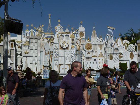 Die Kulisse von "It`s a small World" im Fantasyland. 
Es sind alle bekannten Bauwerke der Welt untergebracht, hinten sieht man auch den Eiffelturm und vorne rechts den schiefen Turm von Pisa.
