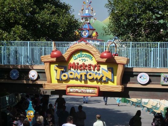 Nachdem wir die spannende Fahrt mit der Space-Mountain-Achterbahn gemacht haben, laufen wir nach hinten in den Park um Mickey`s Toontown zu besuchen.
Das ist die ganze Welt von Mickey Mouse als reale Umgebung.
Dieser Teil vom Park ist erst seit einigen Jahren für Besucher zugänglich und wurde früher immer als "geheime Welt" benannt als man noch nicht hinein konnte.
Früher wurde die Micky-Maus-Stadt nur für Dreharbeiten zu Filmen benutzt.