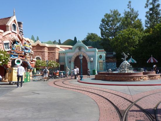 Wirklich unglaublich - es ist als sei man in einem wahrhaftigen Comic gelandet - dass es so etwas überhaupt gibt!
Was für ein wahnsinniger Aufwand - aber es ist soooooo schön!