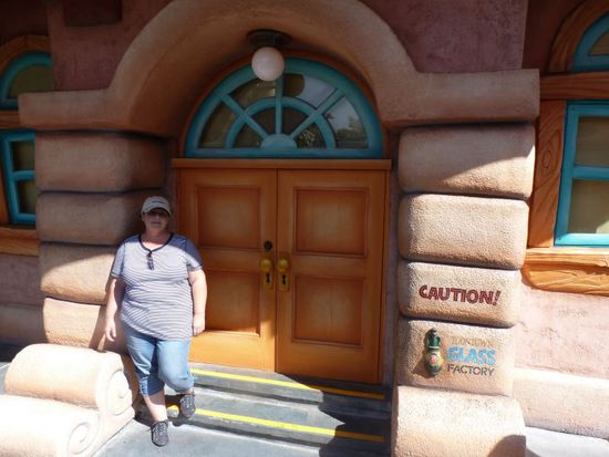 Es gibt sogar richtige Eingangstüren und eine Türklingel - in viele Häuser kann man auch reingehen und sie sind eingerichtet, man wartet direkt darauf dass Mickey, Minnie und Goofy reinkommen.