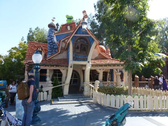 Das ist das Haus von Goofy, hier können Kinder reingehen und auf allem herumspringen, da alle Möbel und Zimmer wie Gummi sind und zum Springen einladen. Man müsste hier wirklich nochmal Kind sein!