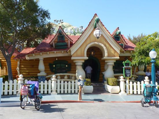 Das ist das Haus von Mickey, hier möchten wir auch mal reingehen.