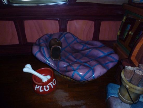 Das Körbchen von Pluto neben dem Kamin - mit angebissenem Hausschuh, Futternapf und Knochen.