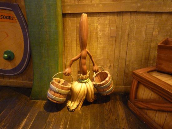 Sowas wünsche ich mir auch zuhause - ein Besen der das Haus selbst reinigt!