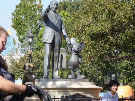 Wir spazieren weiter durch den Park und kommen an der Statue von Walt Disney und seiner größten Erfindung Micky Maus vorbei.
Eigentlich untersagte es Walt Disney zu seinen Lebzeiten dass eine Statue von ihm in Disneyland aufgestellt werden sollte.
Dies wurde auch auch respektiert.
Aber nach seinem Tod wurde diese Statue in der Mitte von Disneyland aufgestellt.