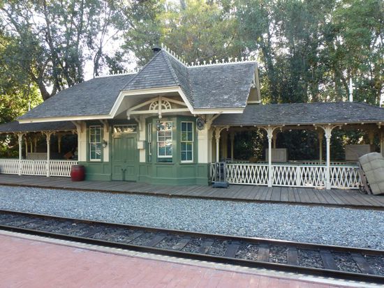 Wir fahren noch eine Attraktion mit Buzz Lightyear aus Toy Story und die Big Thunder Mountain Railroad, danach wir uns ziehen uns Fastpässe an der Splash Mountain Bahn und im Haunted Mansion Haus.
Um unsere schon schmerzenden Füße zu schonen entschließen wir uns mit der Eisenbahn die rund um den Park fährt eine Runde zu drehen.
Im Bahnhof des New Orleans Square warten wir auf die nächste Bahn.