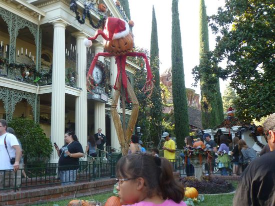 Nach der erholsamen Bahnrunde steigen wir am New Orleans Square wieder aus und wollen wegen der Hitze zuerst die Splash-Bahn fahren.
Doch leider wird uns am Eingang mitgeteilt dass die Bahn in der Zwischenzeit den Dienst quittiert hat - kurz gesagt - sie ist kaputt und muss repariert werden.
Wie doof jetzt für uns!
Aber wir haben ja noch Fastpässe für das Haunted Mansion Haus, also nichts wie dorthin!
Alles ist dort dem Thema "Nightmare before Christmas" gewidmet und spricht auch eher Erwachsene an oder schon ältere Kinder.