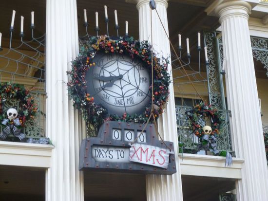 Schon der Weg bis ins innere des Hauses ist angenehm gruselig gestaltet.